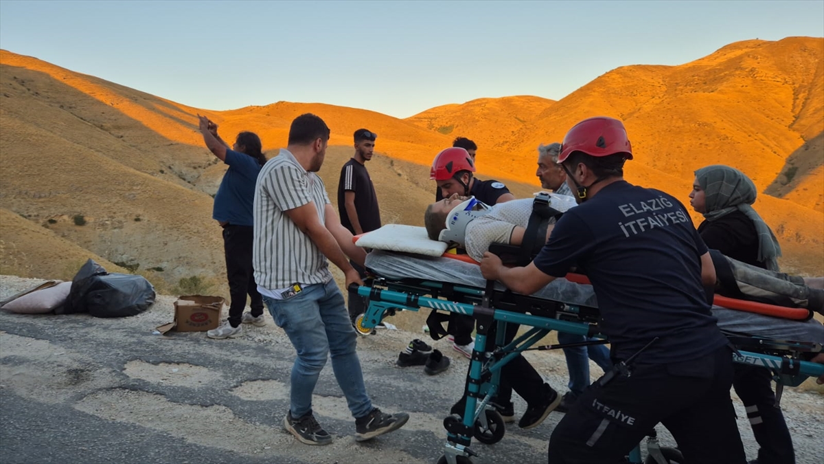 Elazığ Keban'da Feci Kaza: Minibüs Şarampole Devrildi, 13 Yaralı