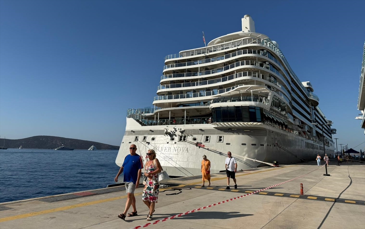 Bodrum'a 2 kruvaziyerle 2 bin 484 turist geldi