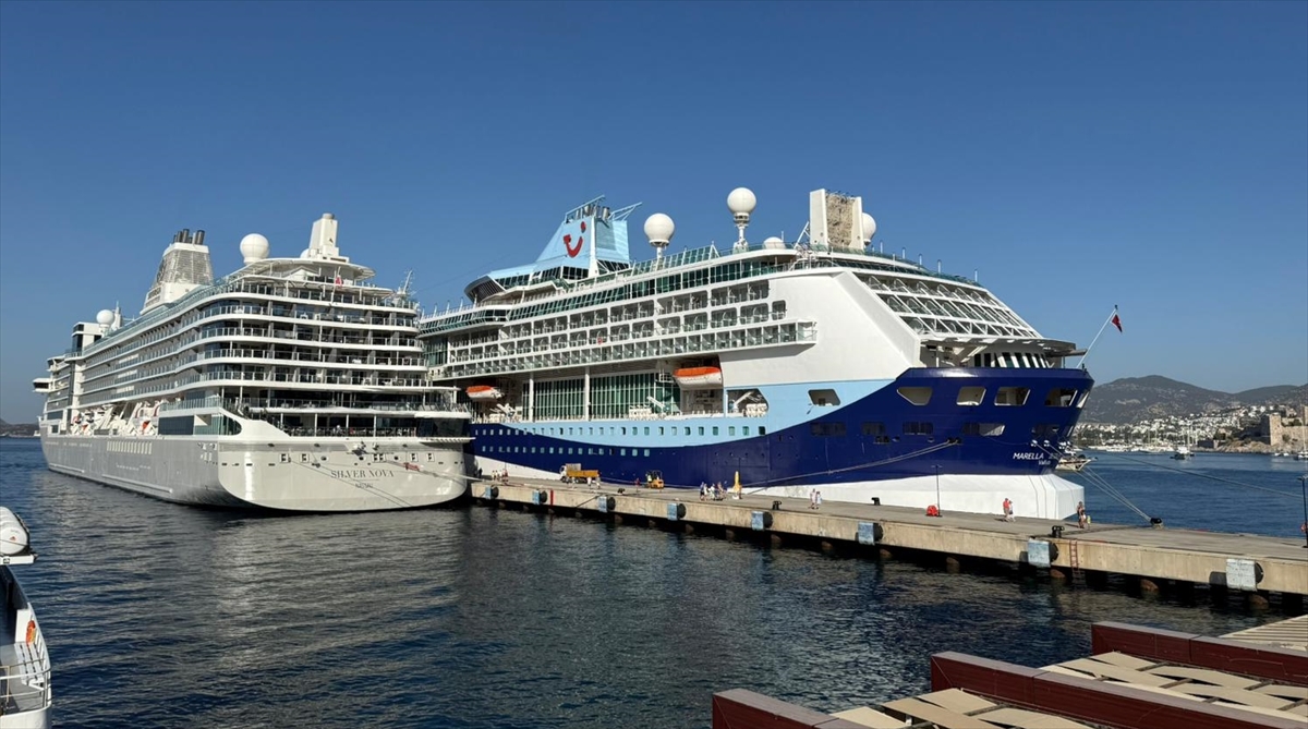 Bodrum'a 2 kruvaziyerle 2 bin 484 turist geldi