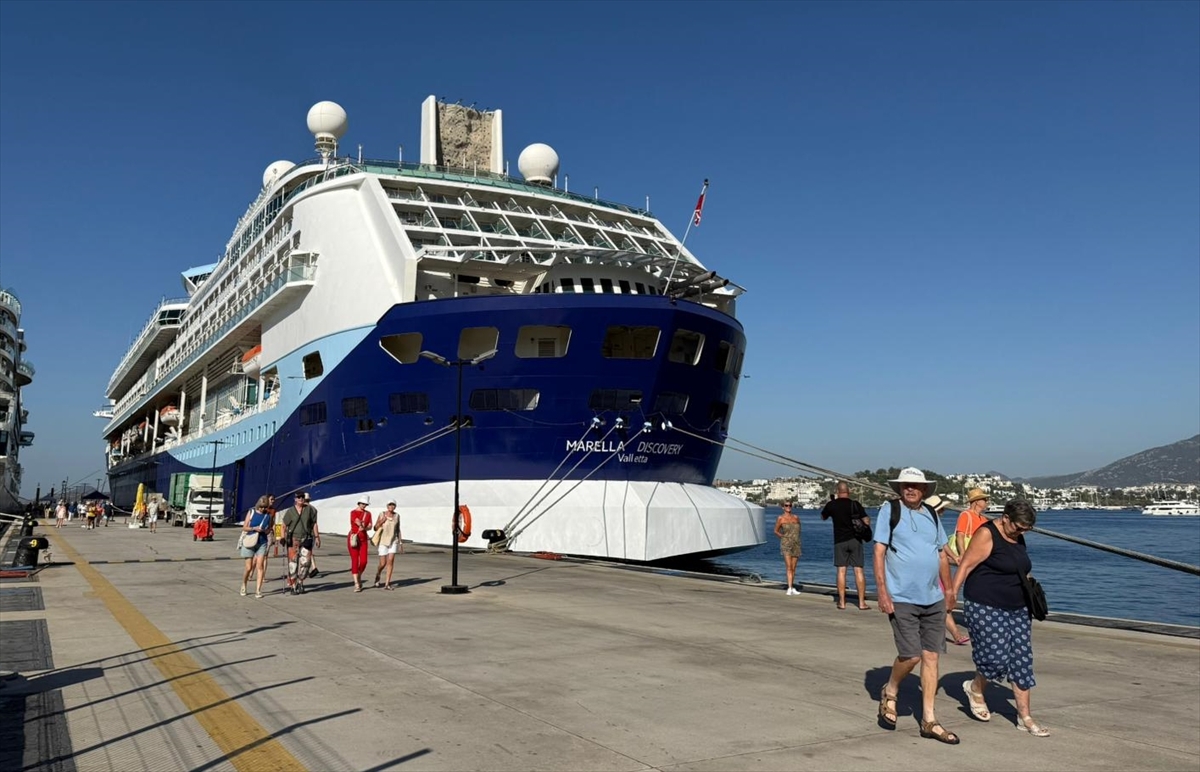 Bodrum'a 2 kruvaziyerle 2 bin 484 turist geldi