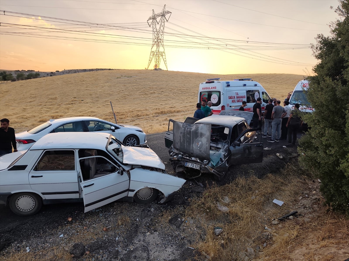 Adıyaman Besni'de trafik kazası: İki otomobil çarpıştı, 8 yaralı
