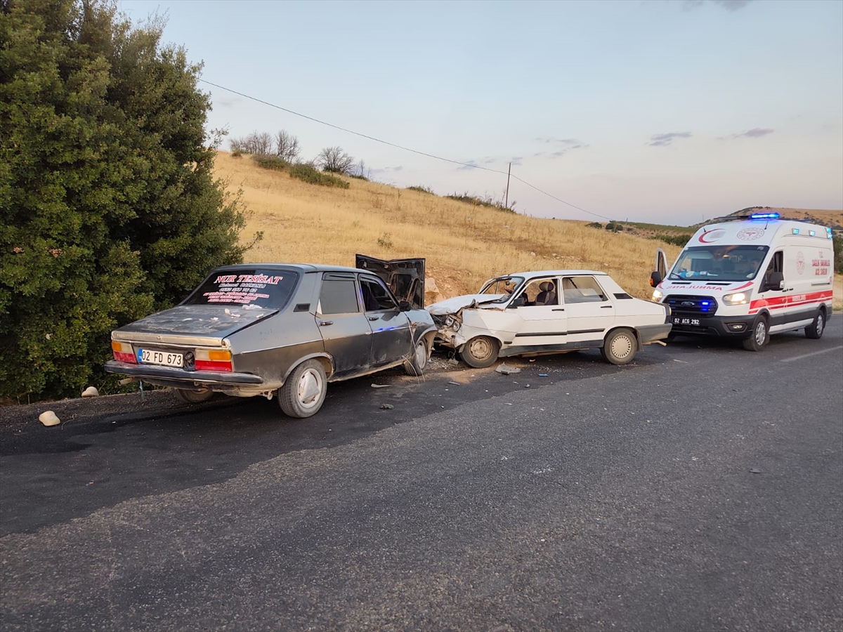 Adıyaman Besni'de trafik kazası: İki otomobil çarpıştı, 8 yaralı