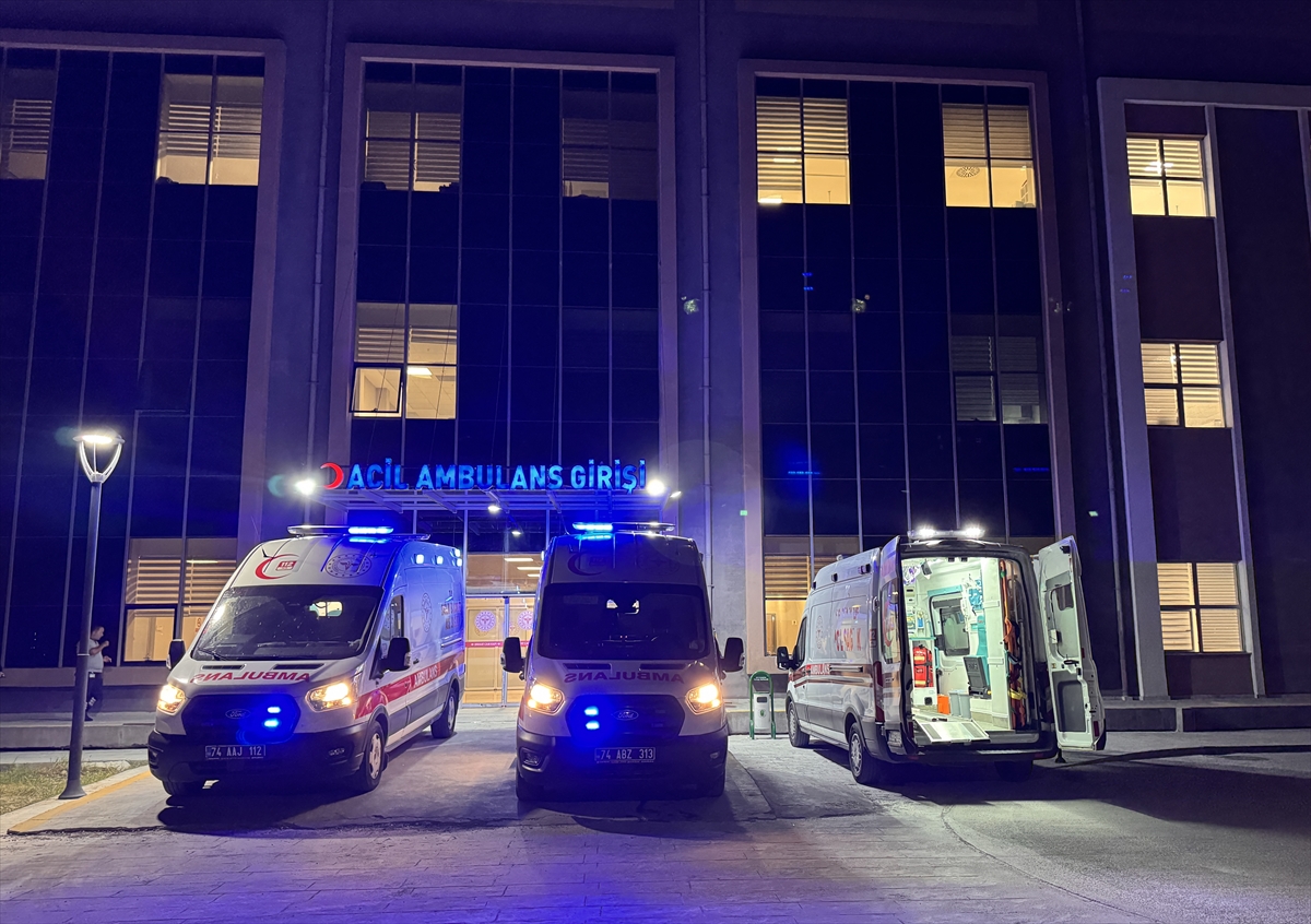 Bartın'da fındık işçilerini taşıyan araç devrildi: 8 yaralı