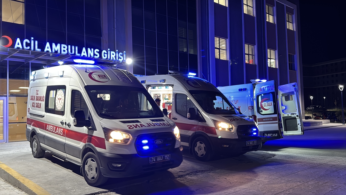 Bartın'da fındık işçilerini taşıyan araç devrildi: 8 yaralı