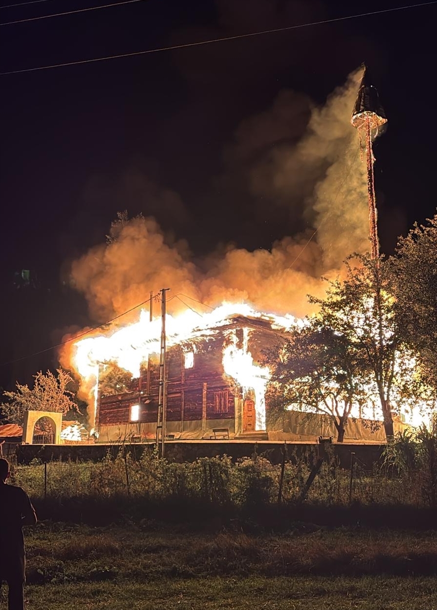 Artvin Şavşat'ta ahşap cami yangını: Yapı kullanılamaz halde