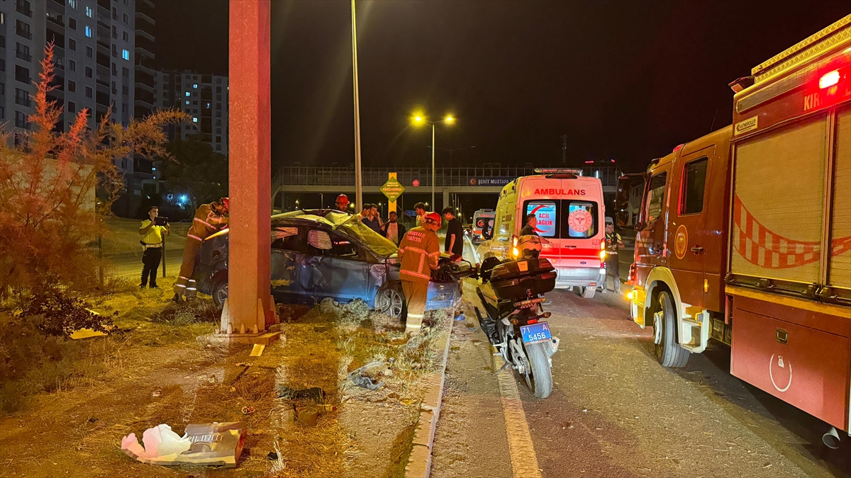 Kırıkkale'de kaza: Otomobil sürücüsü direğe çarparak yaralandı