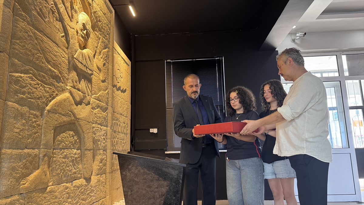 Öğrenciler Çanakkale ruhunu rölyefle anlattı: Atık malzeme kullanıldı
