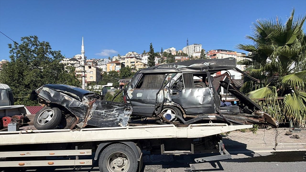 Kocaeli'de feci kaza: Otomobil sürücüsü hayatını kaybetti
