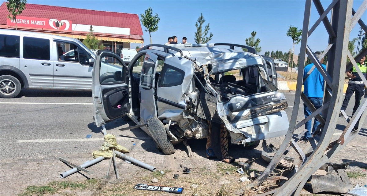 Ağrı Patnos'ta trafik kazası: 4 yaralı hastaneye kaldırıldı