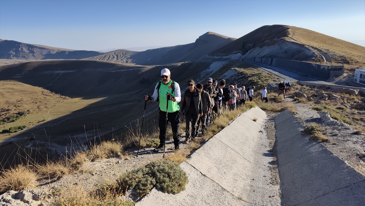 Bitlis Nemrut Kalderası'nda 8. Çanak Yürüyüşü yapılıyor