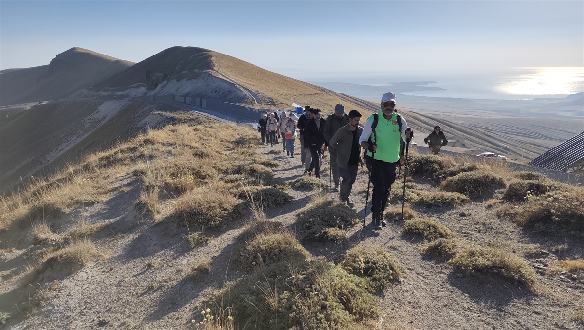 Bitlis Nemrut Kalderası'nda 8. Çanak Yürüyüşü yapılıyor