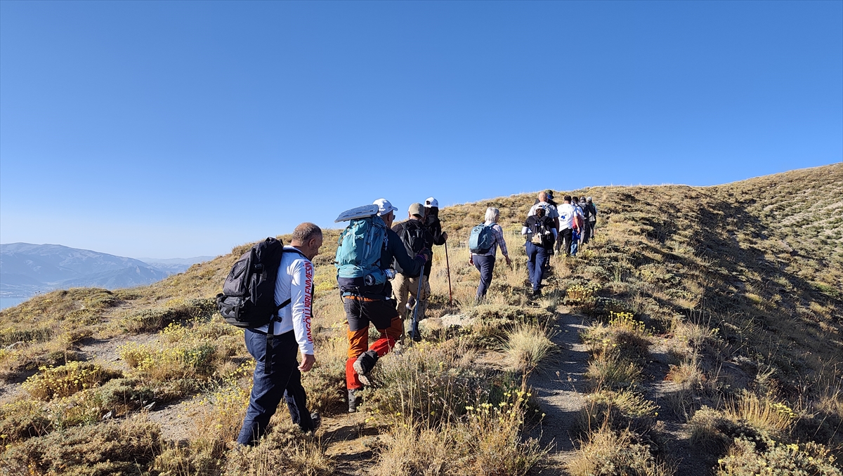 Bitlis Nemrut Kalderası'nda 8. Çanak Yürüyüşü yapılıyor
