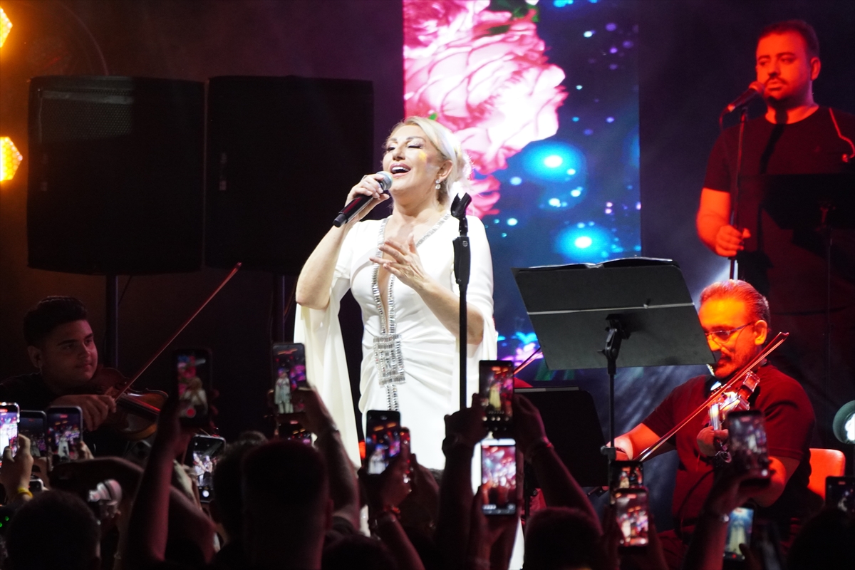 Muazzez Ersoy: Manavgat'ta unutulmaz bir konser verdi