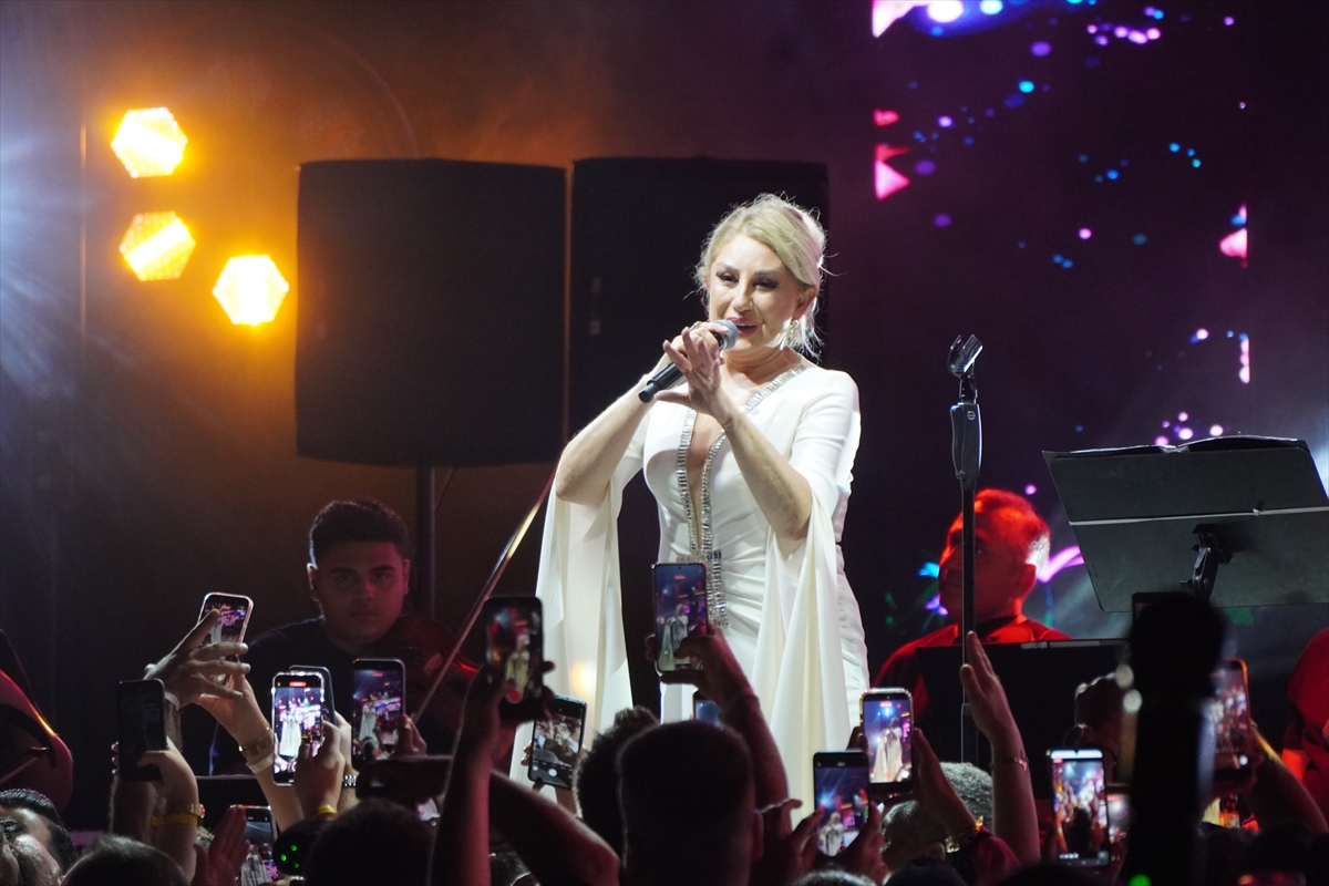Muazzez Ersoy: Manavgat'ta unutulmaz bir konser verdi