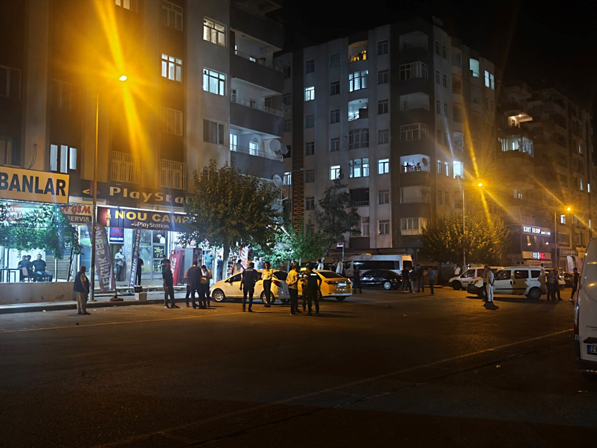 Diyarbakır'da otomobilden ateş açılması sonucu 3 kişi yaralandı
