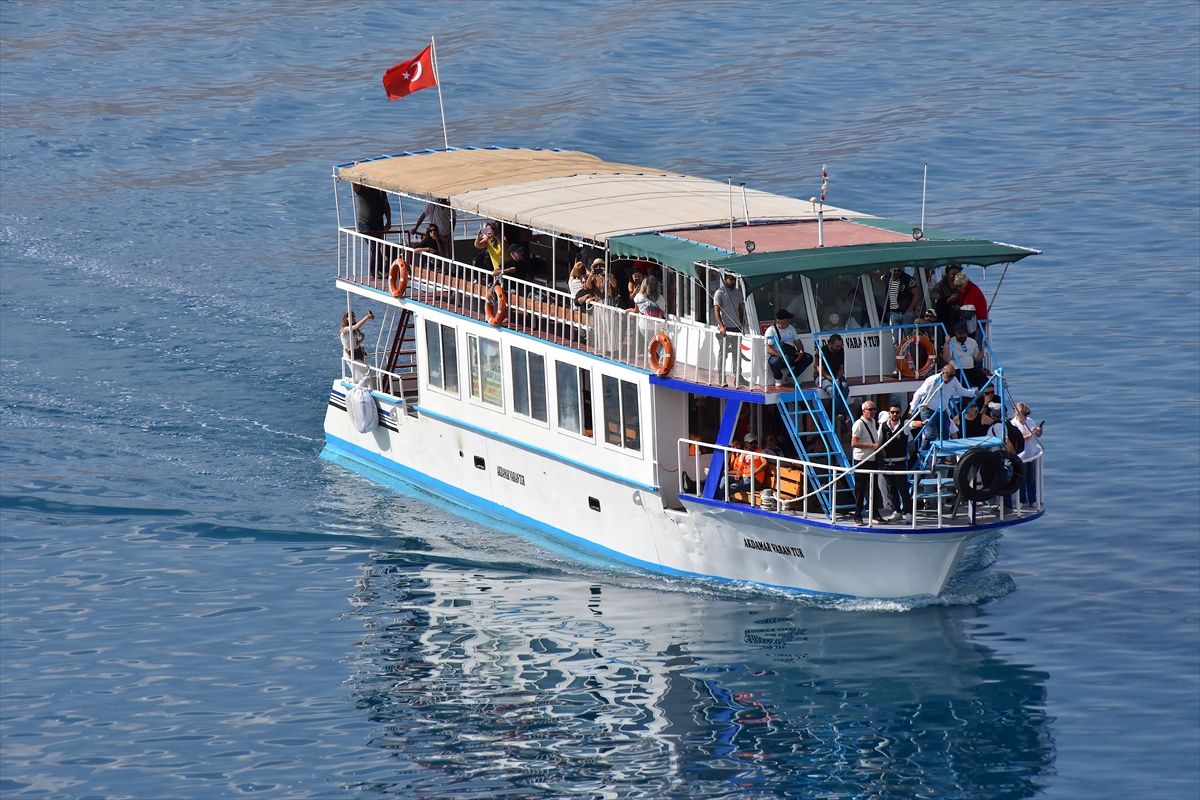 Akdamar Kilisesi'nde 14. ayin Van Gölü'nde dualarla başladı