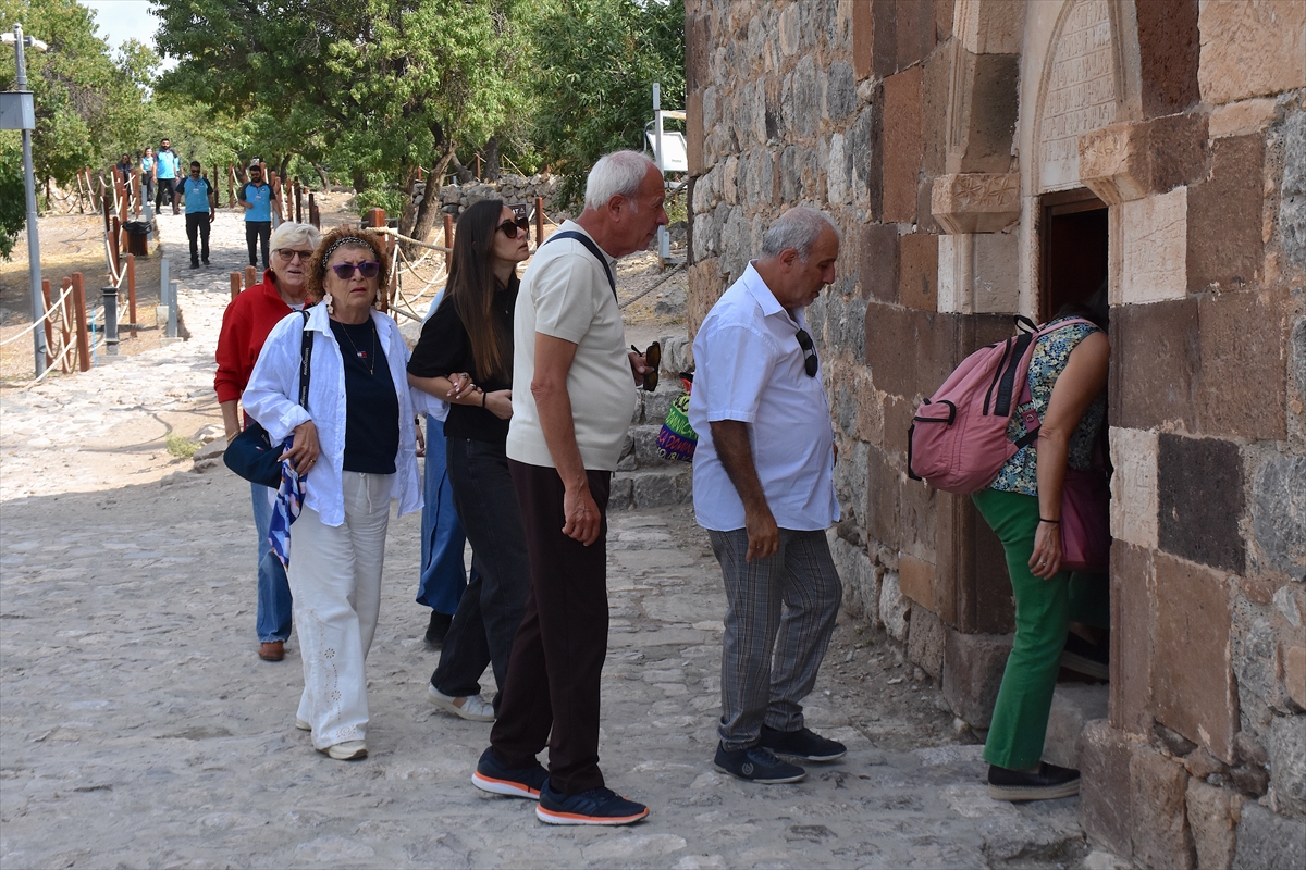 Akdamar Kilisesi'nde 14. ayin Van Gölü'nde dualarla başladı