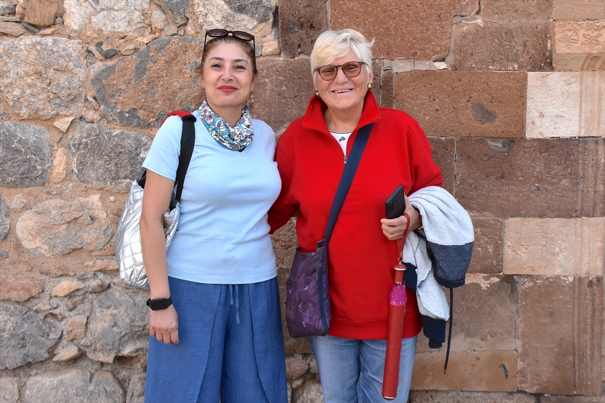 Akdamar Kilisesi'nde 14. ayin Van Gölü'nde dualarla başladı
