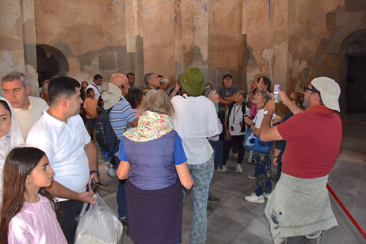 Akdamar Kilisesi'nde 14. ayin Van Gölü'nde dualarla başladı