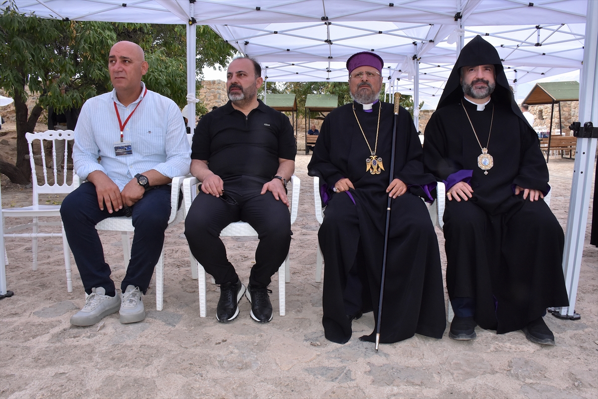 Akdamar Kilisesi'nde 14. ayin Van Gölü'nde dualarla başladı