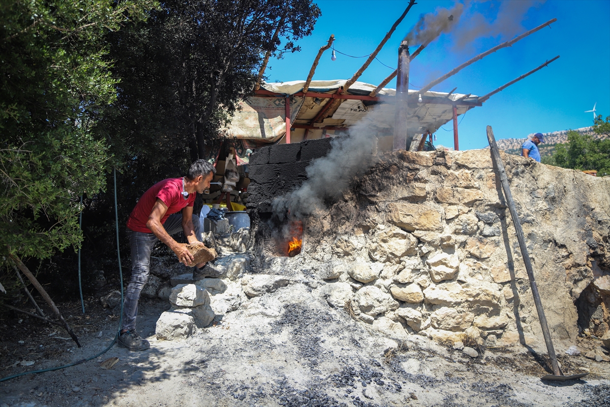 Mersin Mut'ta Üzümler Geleneksel Yöntemle Pekmeze Dönüşüyor