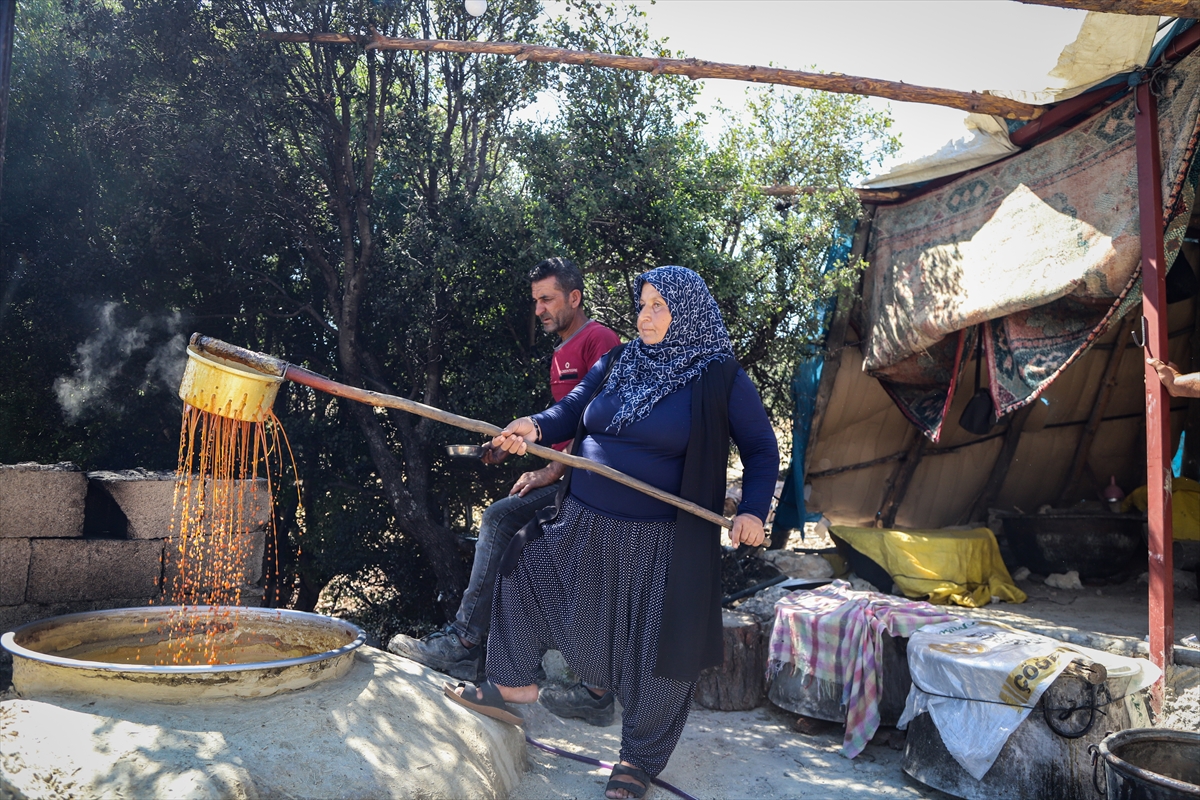 Mersin Mut'ta Üzümler Geleneksel Yöntemle Pekmeze Dönüşüyor