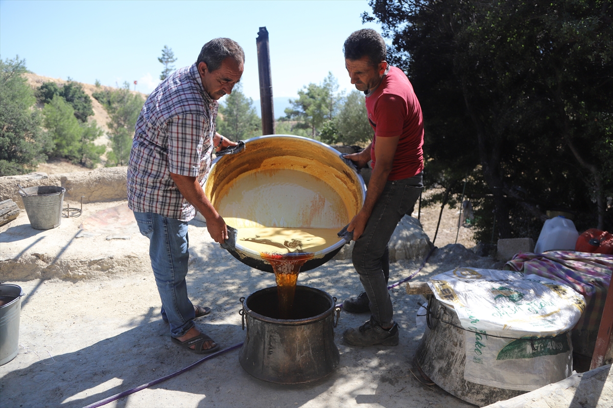 Mersin Mut'ta Üzümler Geleneksel Yöntemle Pekmeze Dönüşüyor