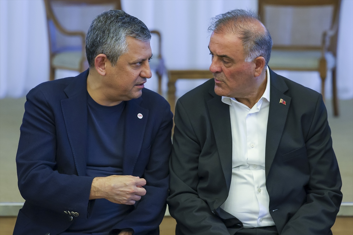 Özgür Özel: Nuri Aslan'a taziye ziyaretinde bulundu