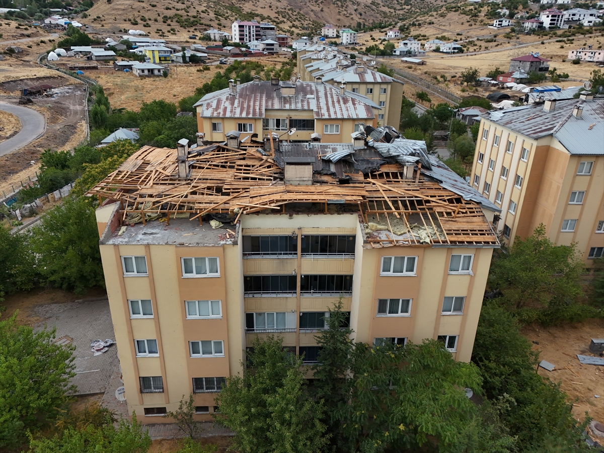 Bingöl'de şiddetli rüzgar çatıları uçurdu, ağaçları devirdi
