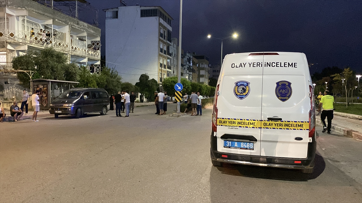 Hatay'da geri manevra yapan panelvanın çarptığı kadın ağır yaralandı
