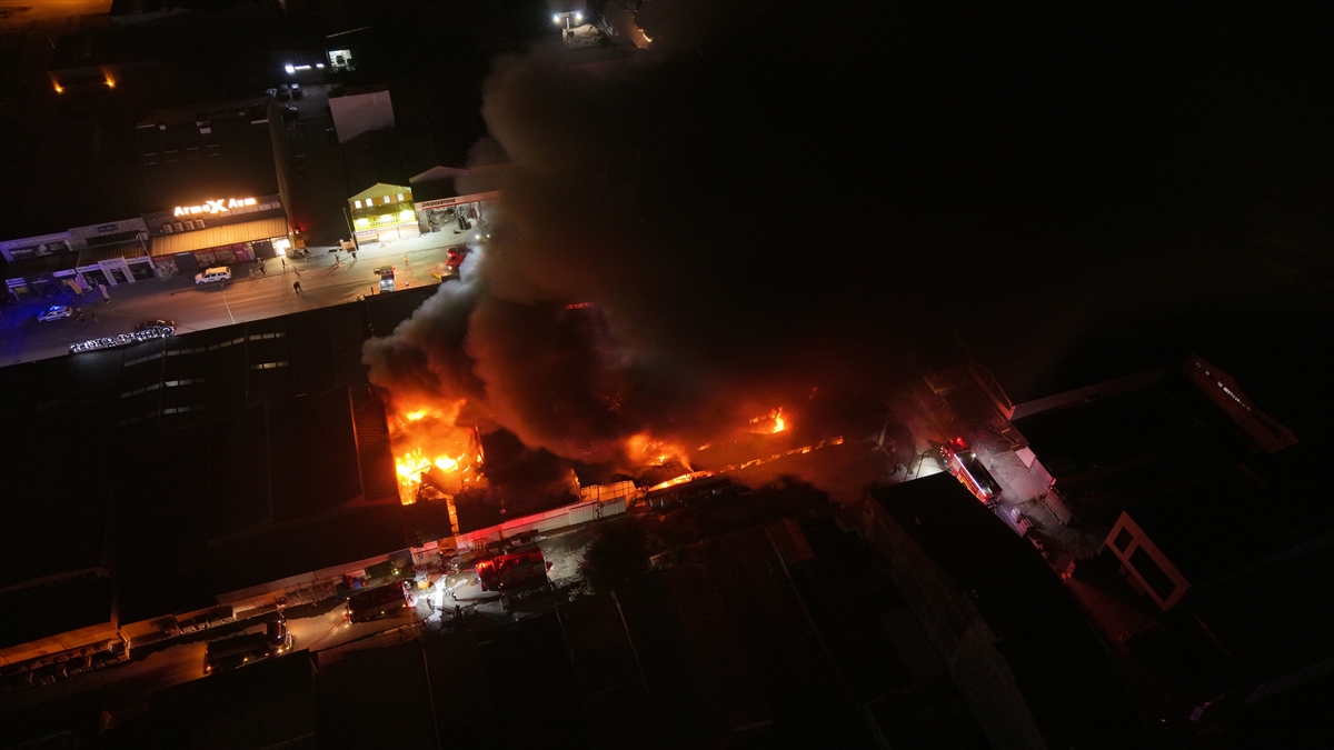 Eskişehir yapı malzemeleri firması yangını söndürüldü