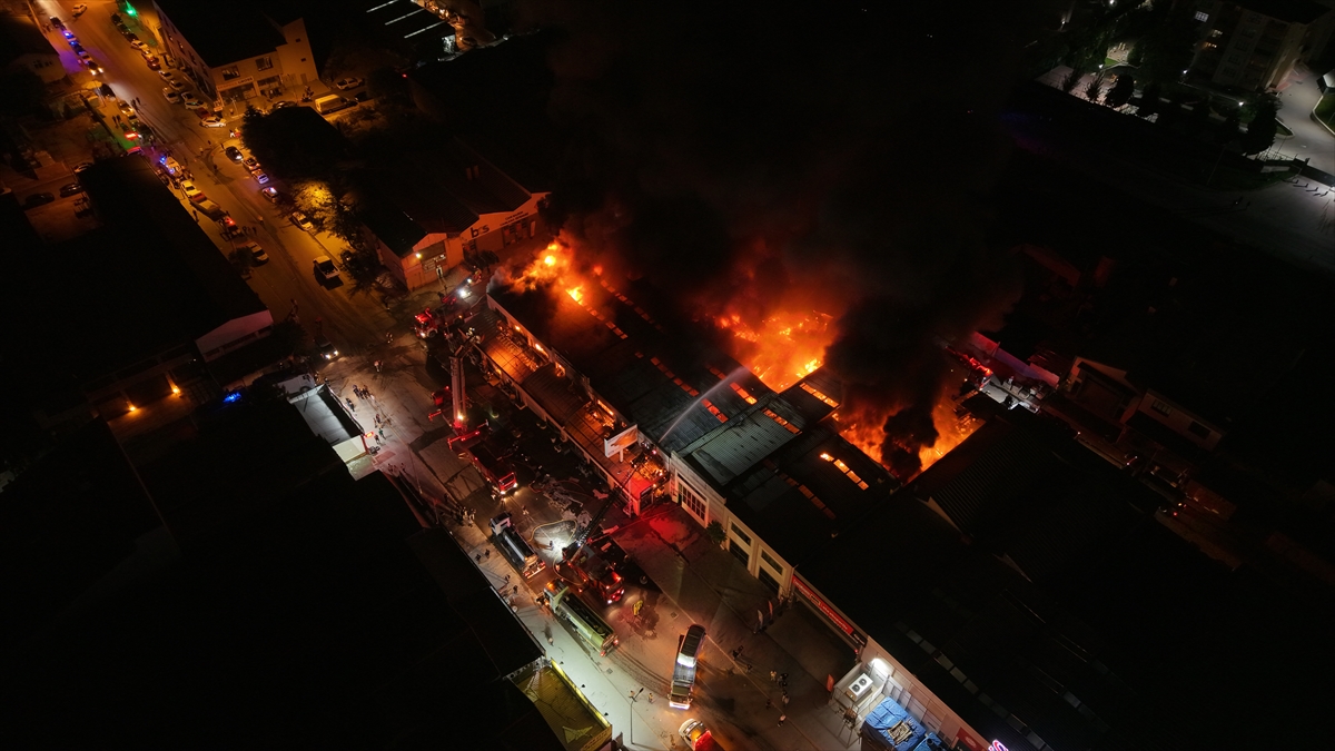 Eskişehir yapı malzemeleri firması yangını söndürüldü