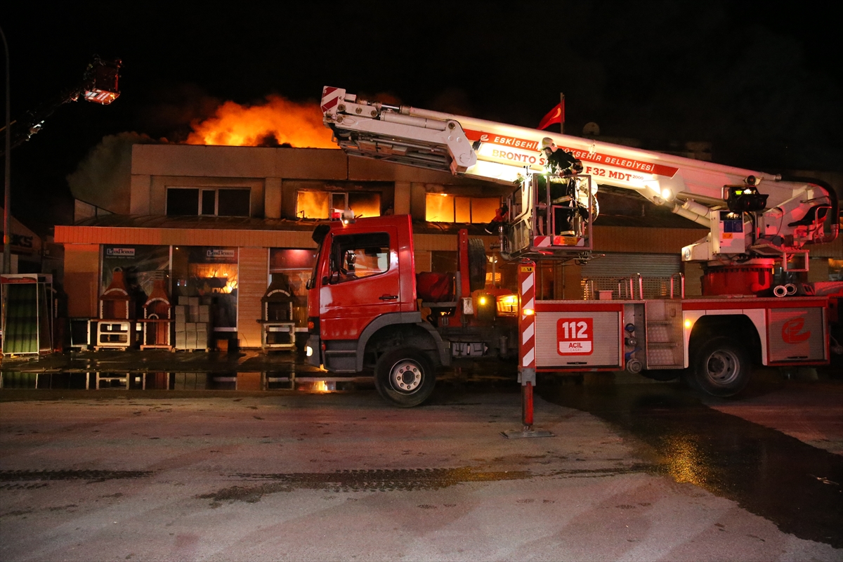Eskişehir yapı malzemeleri firması yangını söndürüldü