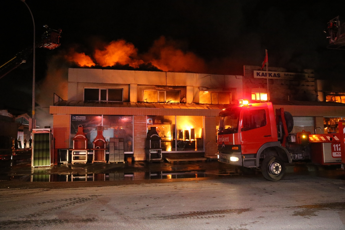 Eskişehir yapı malzemeleri firması yangını söndürüldü