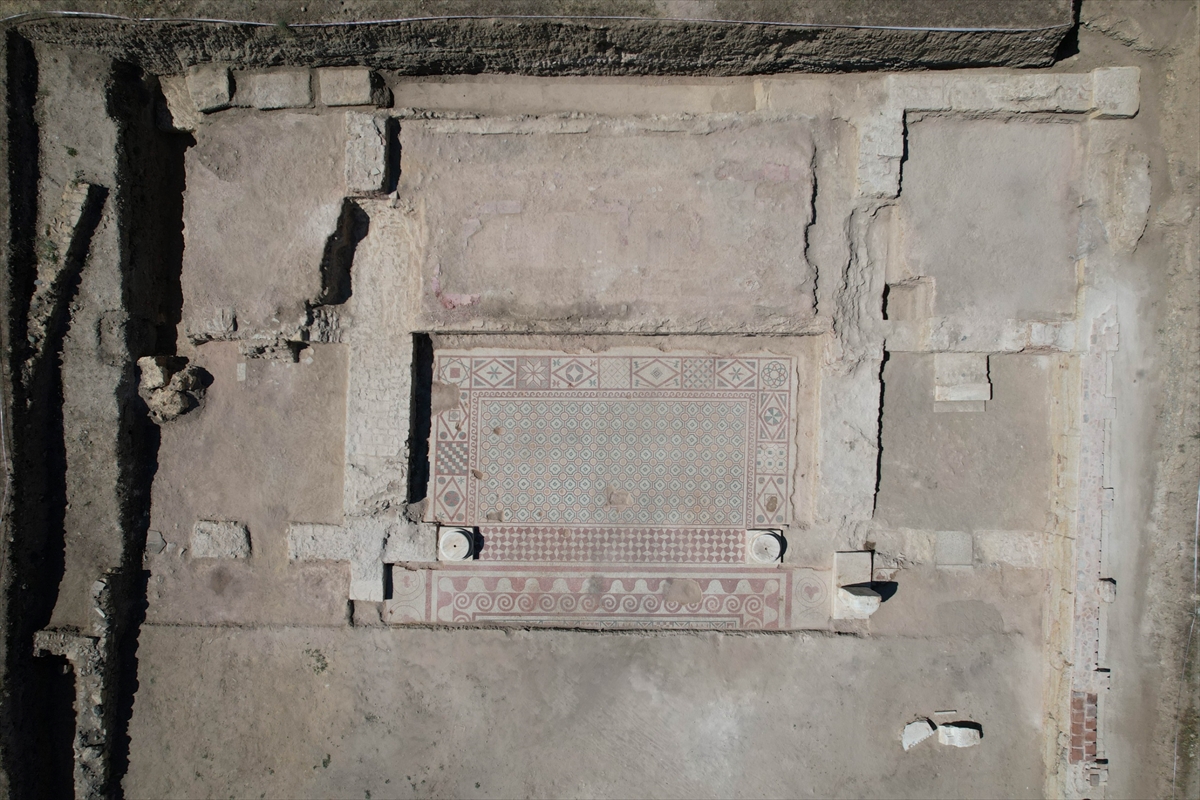 Bakan Ersoy: Pompeiopolis'te 105 m² mozaik ve Eros başı bulundu