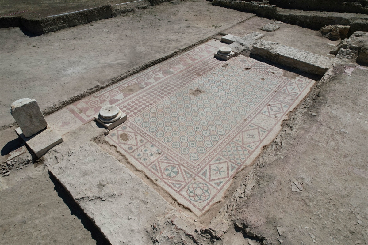 Bakan Ersoy: Pompeiopolis'te 105 m² mozaik ve Eros başı bulundu
