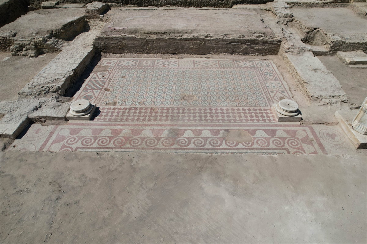 Bakan Ersoy: Pompeiopolis'te 105 m² mozaik ve Eros başı bulundu