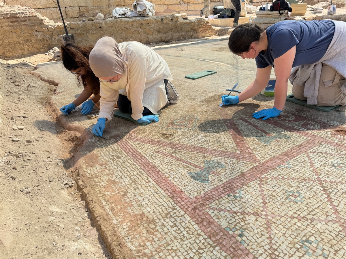 Bakan Ersoy: Pompeiopolis'te 105 m² mozaik ve Eros başı bulundu
