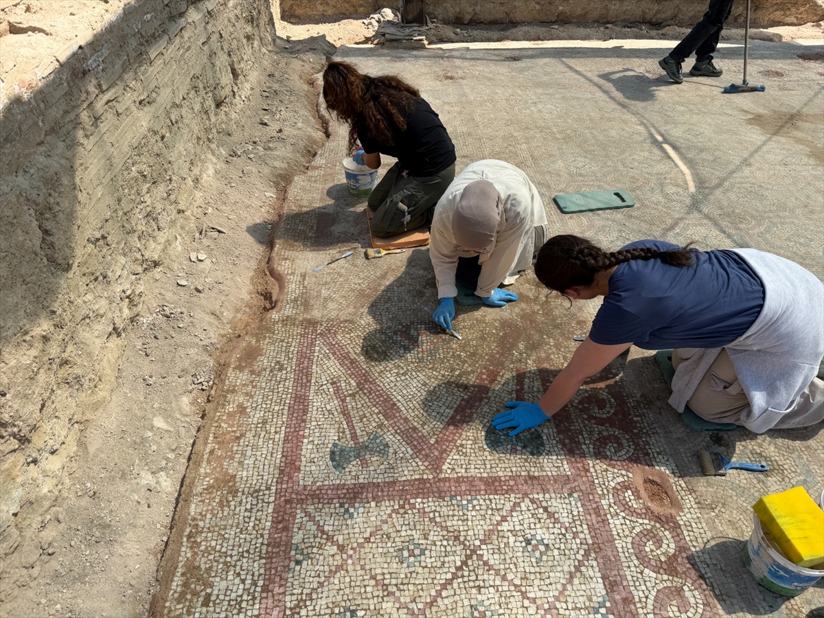Bakan Ersoy: Pompeiopolis'te 105 m² mozaik ve Eros başı bulundu