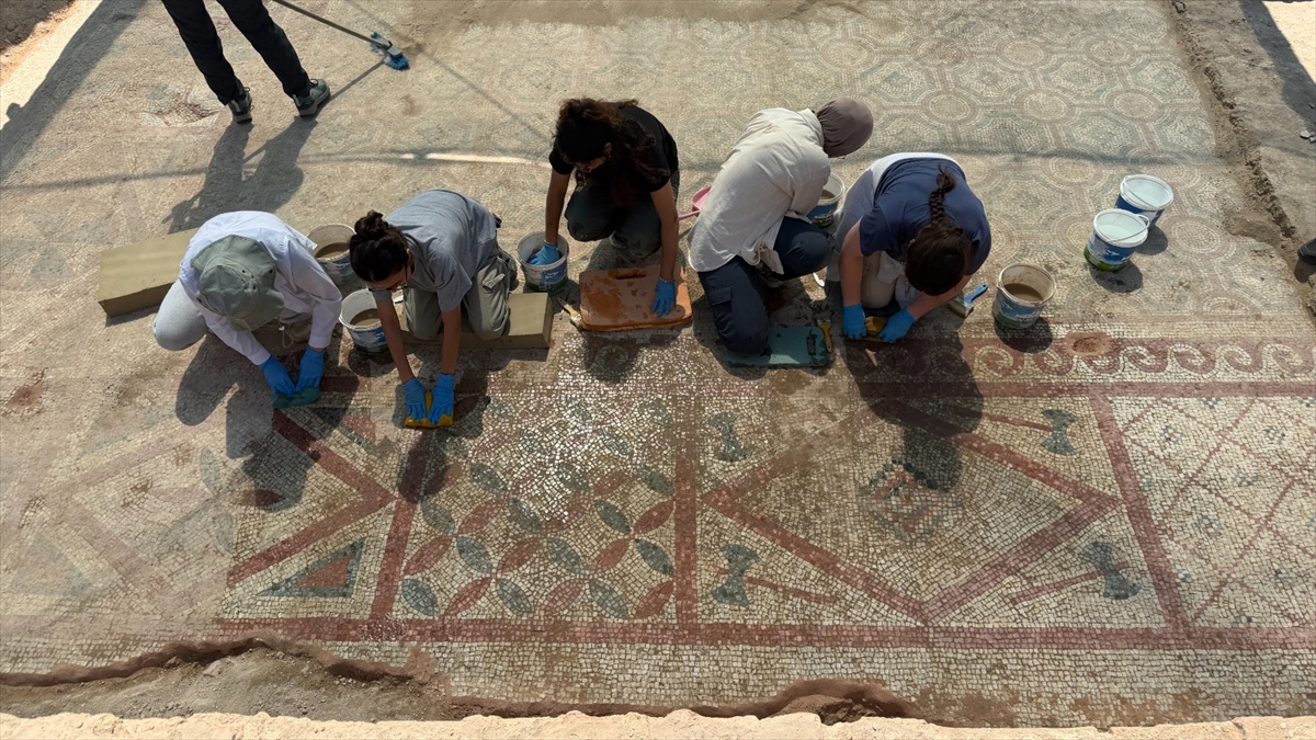 Bakan Ersoy: Pompeiopolis'te 105 m² mozaik ve Eros başı bulundu