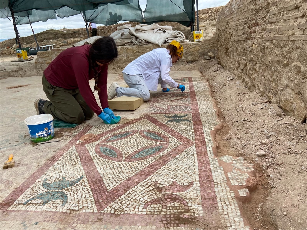 Bakan Ersoy: Pompeiopolis'te 105 m² mozaik ve Eros başı bulundu