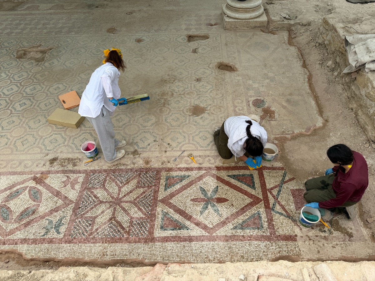 Bakan Ersoy: Pompeiopolis'te 105 m² mozaik ve Eros başı bulundu
