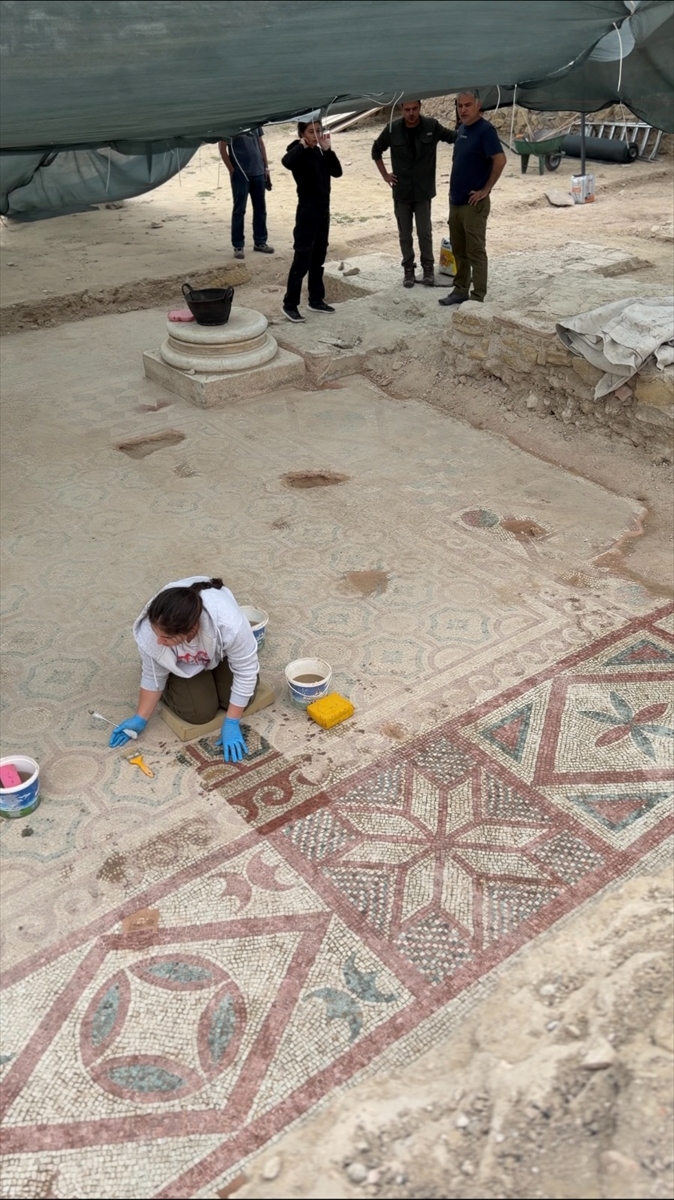 Bakan Ersoy: Pompeiopolis'te 105 m² mozaik ve Eros başı bulundu