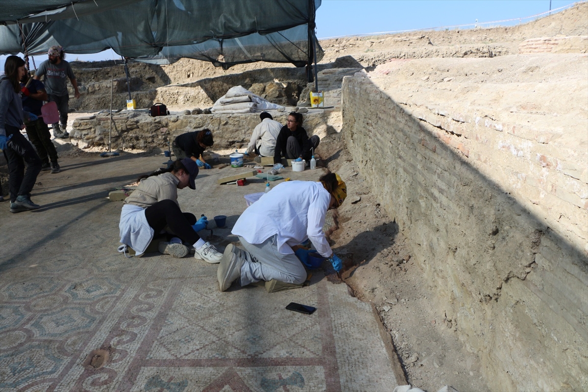 Bakan Ersoy: Pompeiopolis'te 105 m² mozaik ve Eros başı bulundu