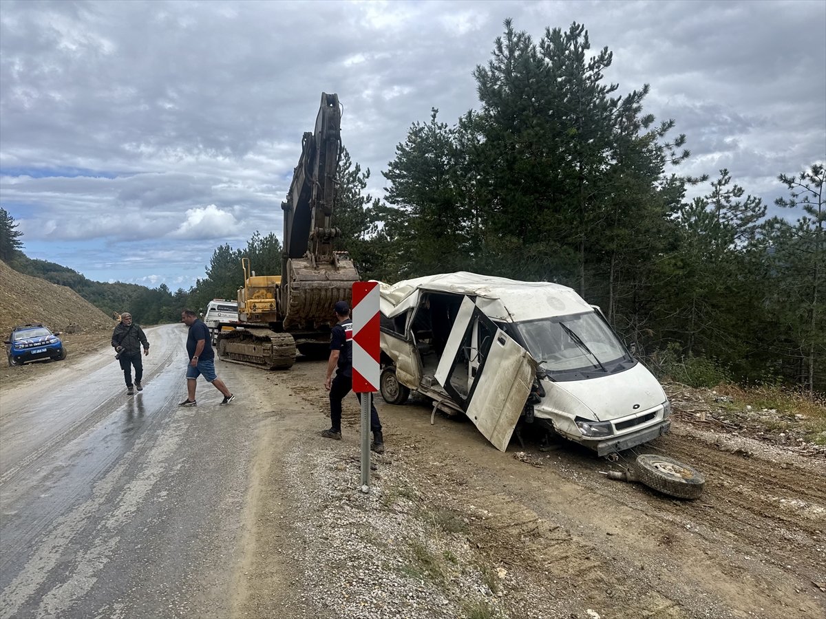 Kastamonu'da işçi minibüsü devrildi: Bir kişi öldü, dört yaralı