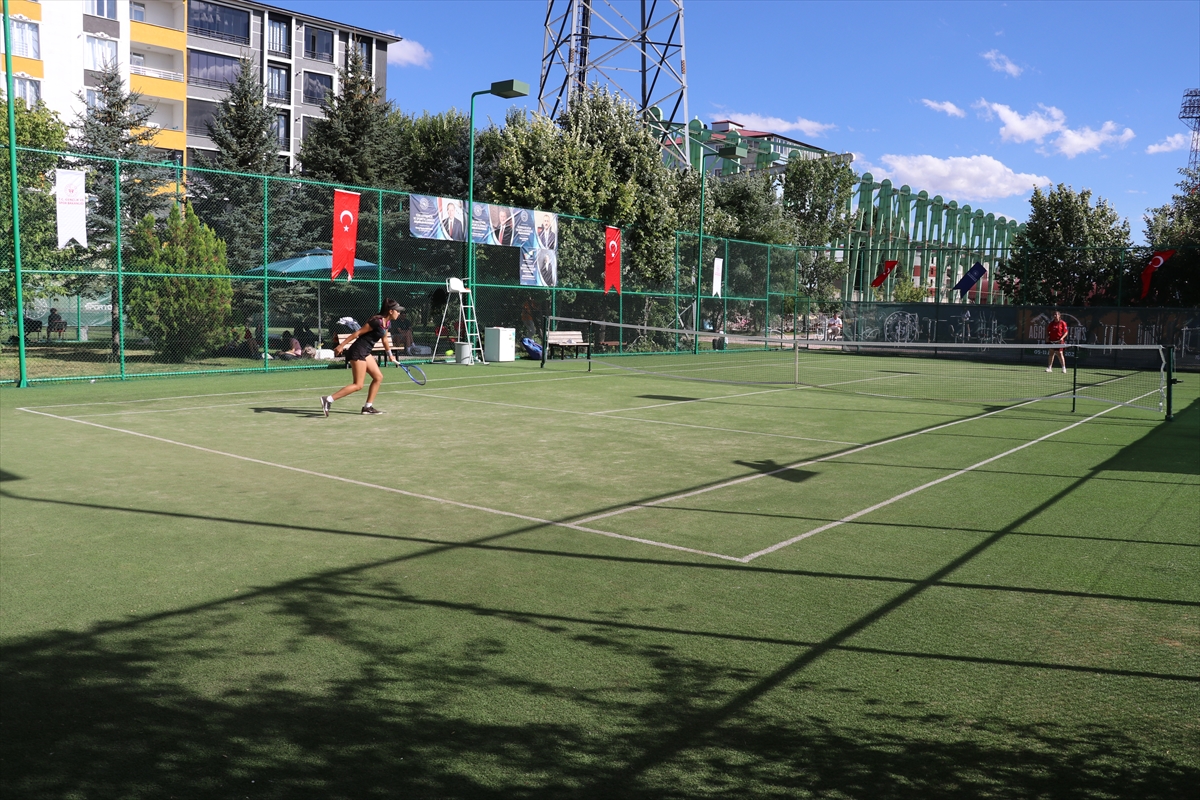 Ağrı'da Tenis Heyecanı: 120 Sporcu Kupa İçin Yarışıyor