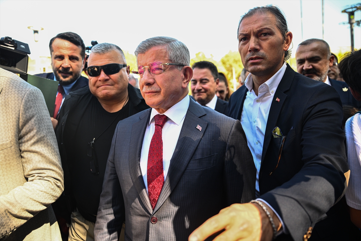 Ahmet Davutoğlu: Cumhurbaşkanına hakaret soruşturmasında ifade verdi