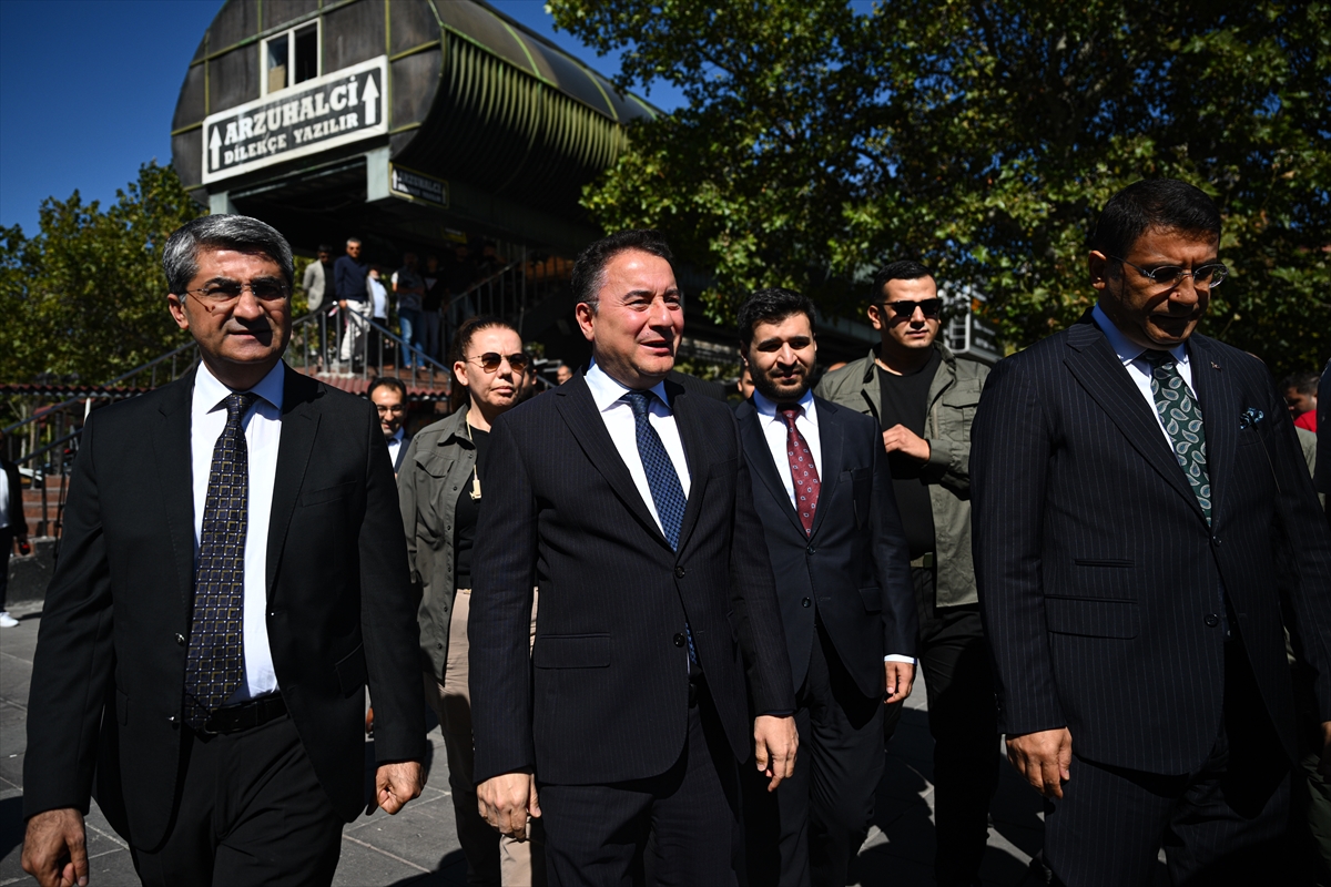 Ahmet Davutoğlu: Cumhurbaşkanına hakaret soruşturmasında ifade verdi