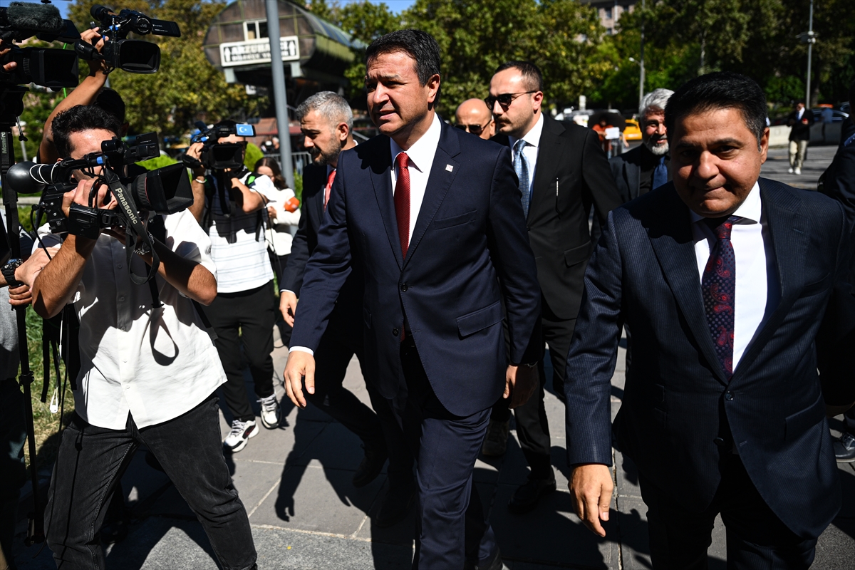 Ahmet Davutoğlu: Cumhurbaşkanına hakaret soruşturmasında ifade verdi
