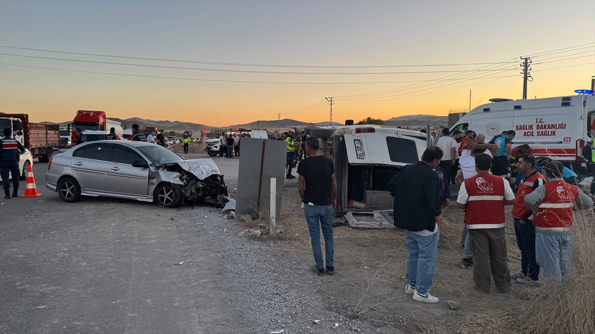 Kırıkkale'deki işçi servisi kazasında 13 kişi yaralandı